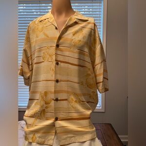 Tommy Bahama Mens size M. Gold tone Silk Shirt Floral and Palms.